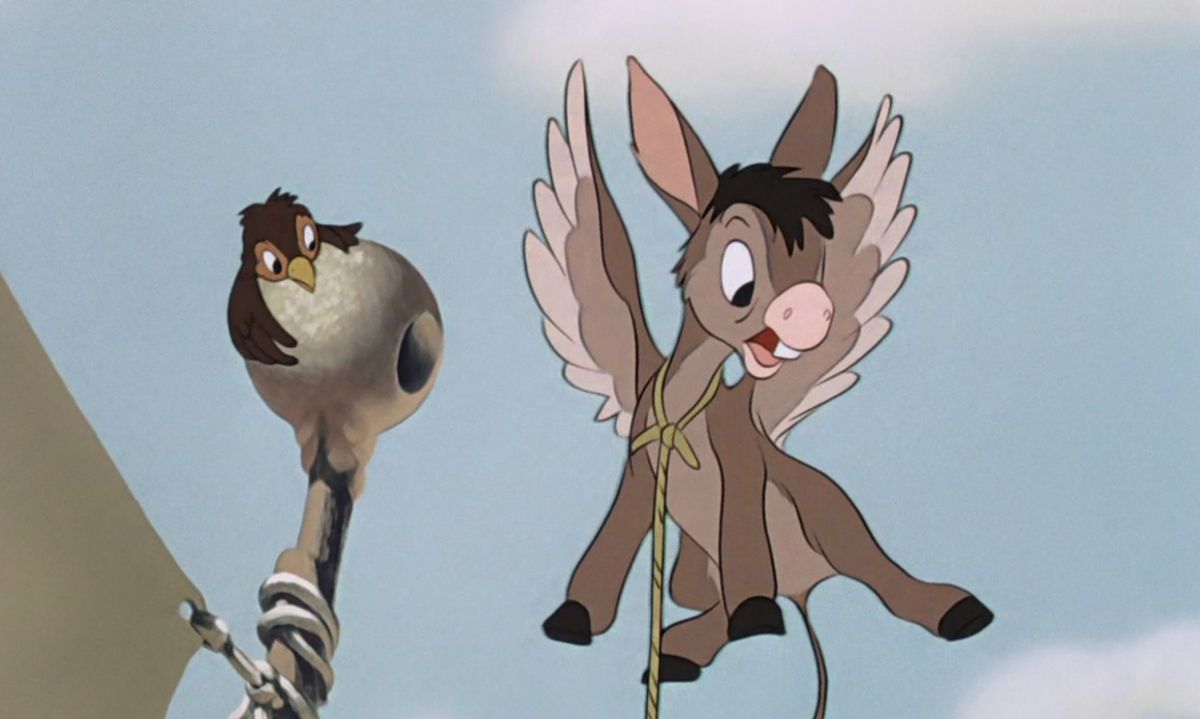 Un uccellino scruta incuriosito sopra la palla in cima a un'asta della bandiera, guardando un asino alato che è in aria ma legato a terra, nel cortometraggio Disney 