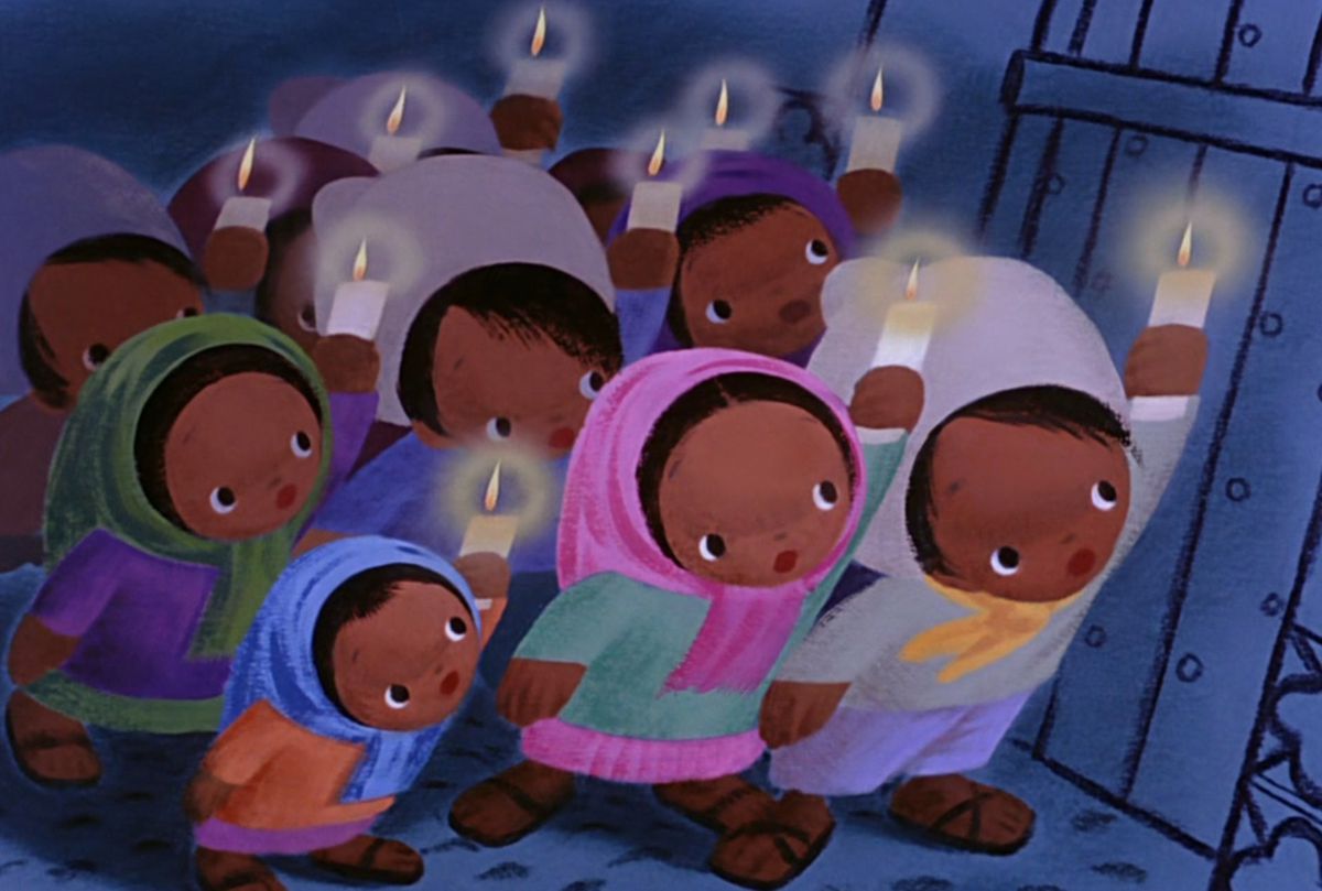 Una folla di bambini messicani visivamente semplici, che indossano vari abiti luminosi ma tutti con le stesse facce rotonde, tutti tengono le candele in alto nella stessa posa e gesto, stanno fuori da una semplice porta line-art nel cortometraggio Disney 