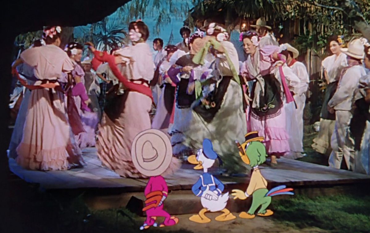 Paperino si trova tra il gallo animato Panchito Pistoles e il pappagallo animato José Carioca, tutti sotto un palco live-action pieno di ballerini messicani in abiti e completi bianchi o dai colori vivaci nel cortometraggio Disney 