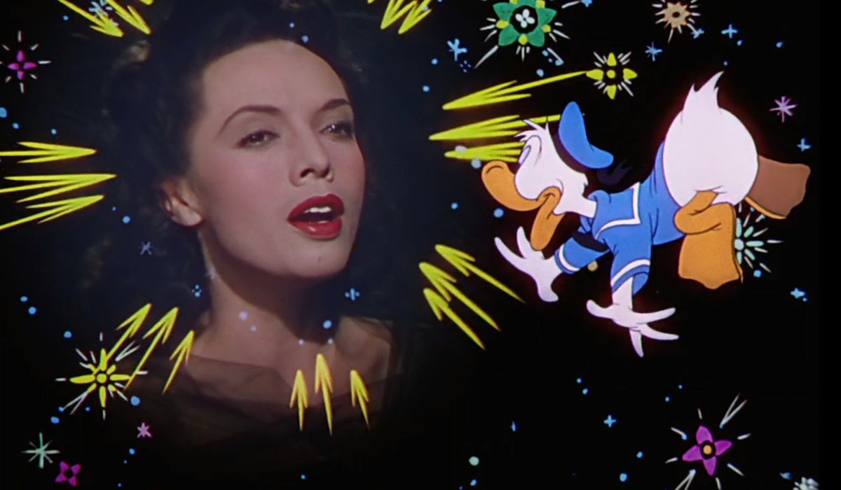 Paperino fluttua nell'aria, il sedere nudo e piumato tenuto orgogliosamente in alto, mentre osserva la cantante dal vivo Dora Luz, il cui volto fluttua nel cielo notturno nel cortometraggio animato Disney 