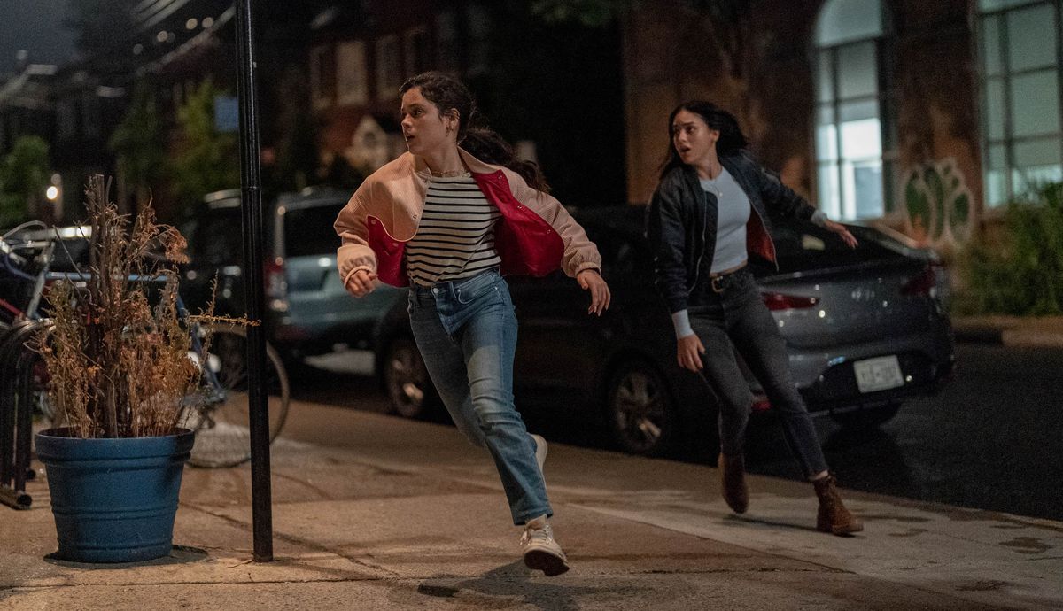 I fratelli Tara e Sam Carpenter (Jenna Ortega e Melissa Barrera) fuggono in preda al panico di notte davanti ad alcuni presunti edifici di New York che sembrano davvero un palcoscenico da quattro soldi in Scream VI