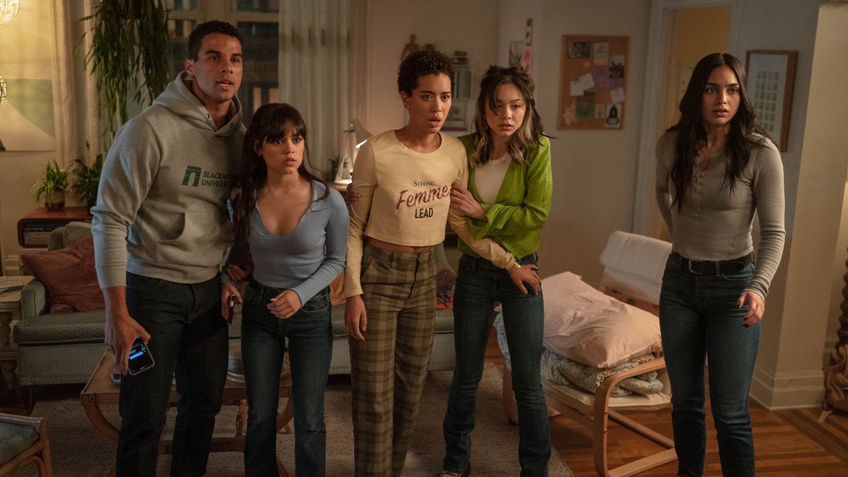 Cinque membri del cast di Scream VI (Devyn Nekoda, Jasmin Savoy Brown, Jenna Ortega, Mason Gooding, Melissa Barrera) stanno insieme in un soggiorno, stringendosi l'un l'altro per sostenersi, e fissano qualcosa fuori dallo schermo in Scream VI