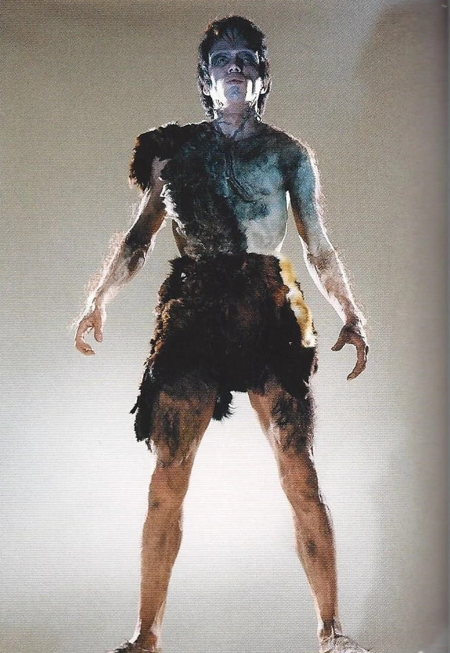 Una foto di Frankenstein mostra una creatura mezza senza maglietta in piedi alta e guardando in lontananza