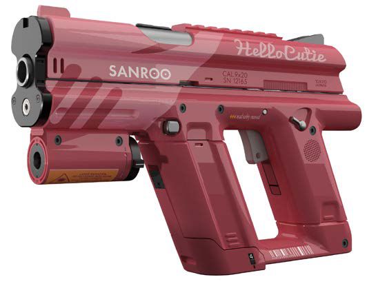 Una pistola mitragliatrice di plastica rosa con la scritta Hello Cutie sul lato.  Da Black Chrome di Cyberpunk Red.