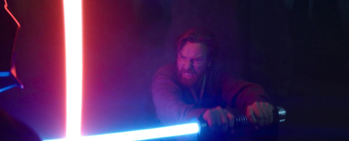 Obi-Wan Kenobi (Ewan McGregor) fa una smorfia mentre la sua spada laser si scontra con quella di Darth Vader nel bel mezzo di un combattimento nella serie Disney Plus Obi-Wan Kenobi
