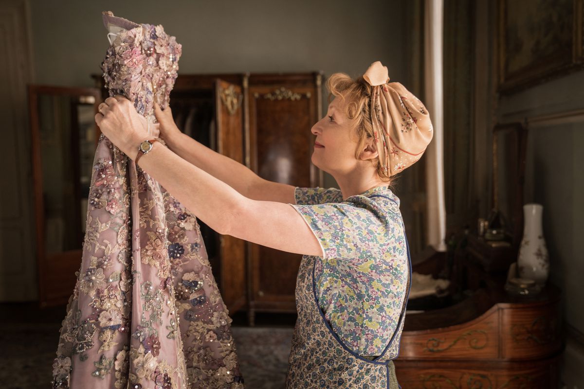 Lesley Manville guarda un vestito in La signora Harris va a Parigi.