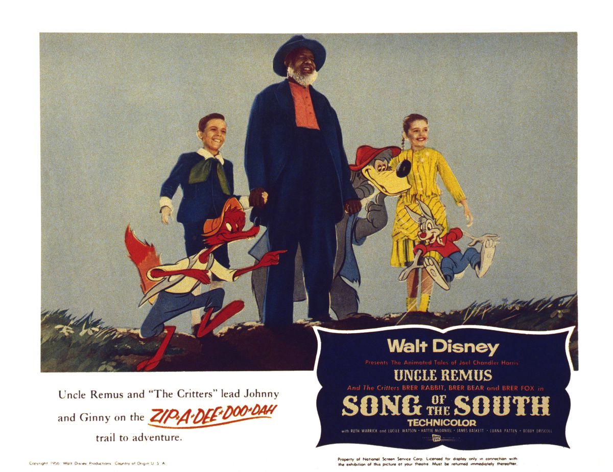 Una carta d'ingresso del 1946 per Song Of The South, con il cast umano e animato del film che cammina insieme sopra una didascalia che recita 