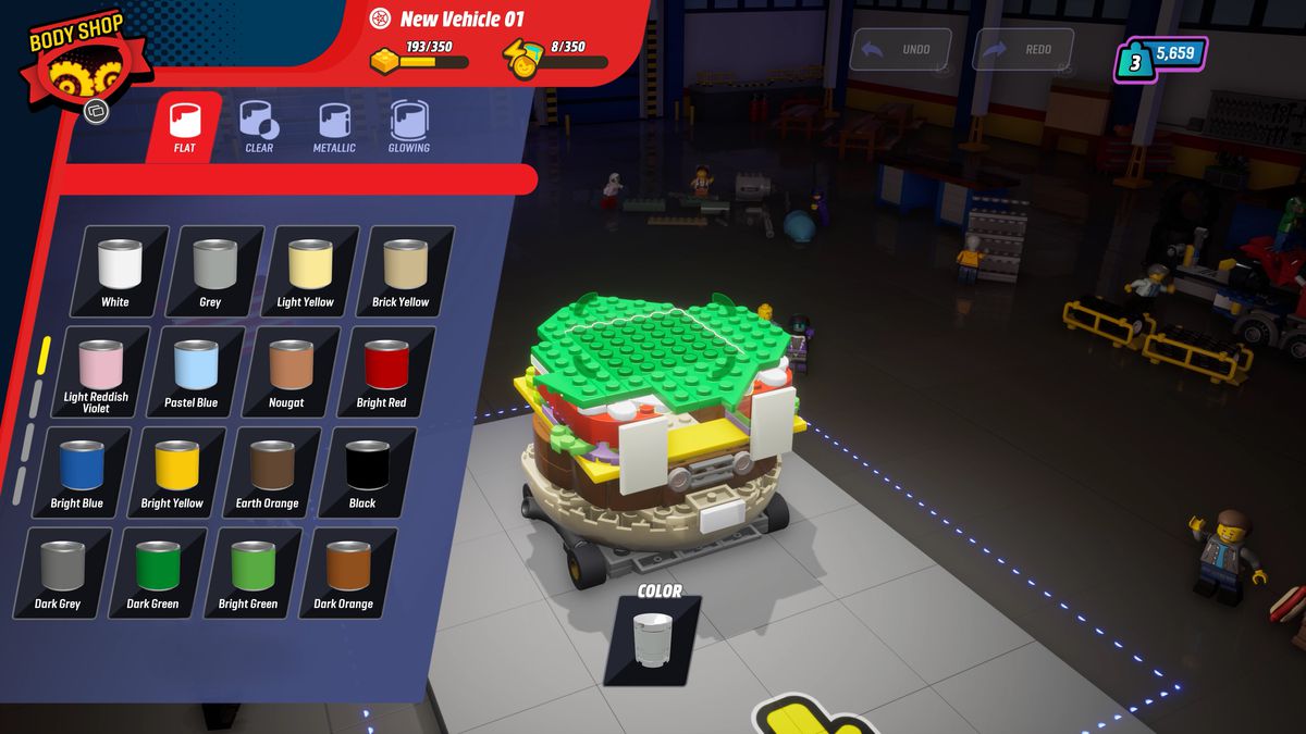 Uno screenshot del garage di Lego 2K Drive, in cui un giocatore sta costruendo un'auto da corsa Lego a forma di hamburger e selezionando le vernici per colorare pezzi specifici