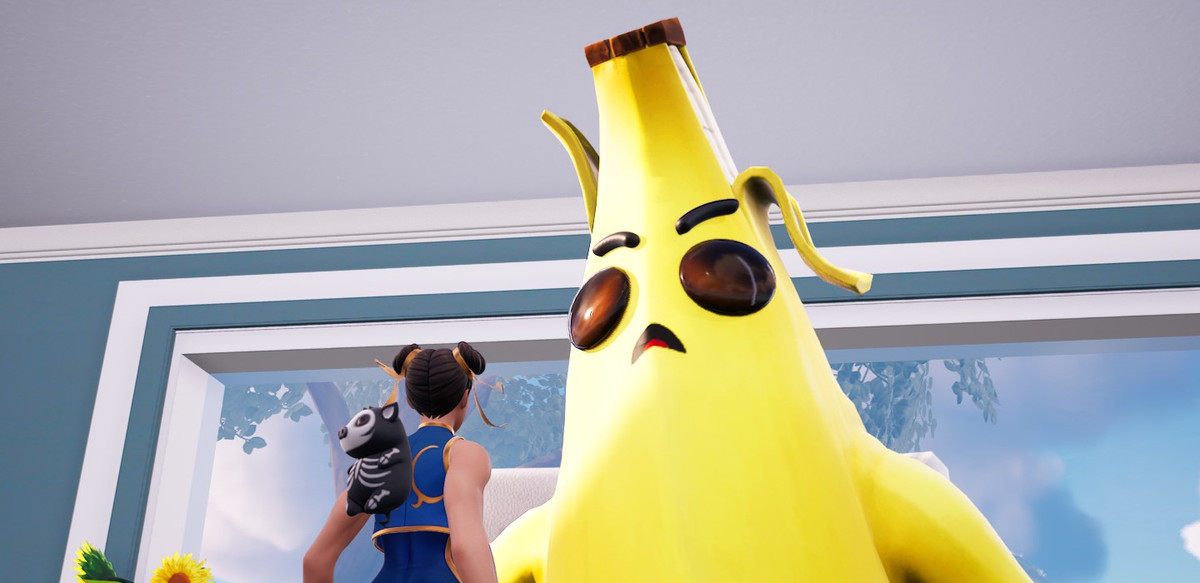 Gigantesca banana (Peely di Fortnite) che guarda Chun Li di Street Fighter con un maiale sulla schiena.