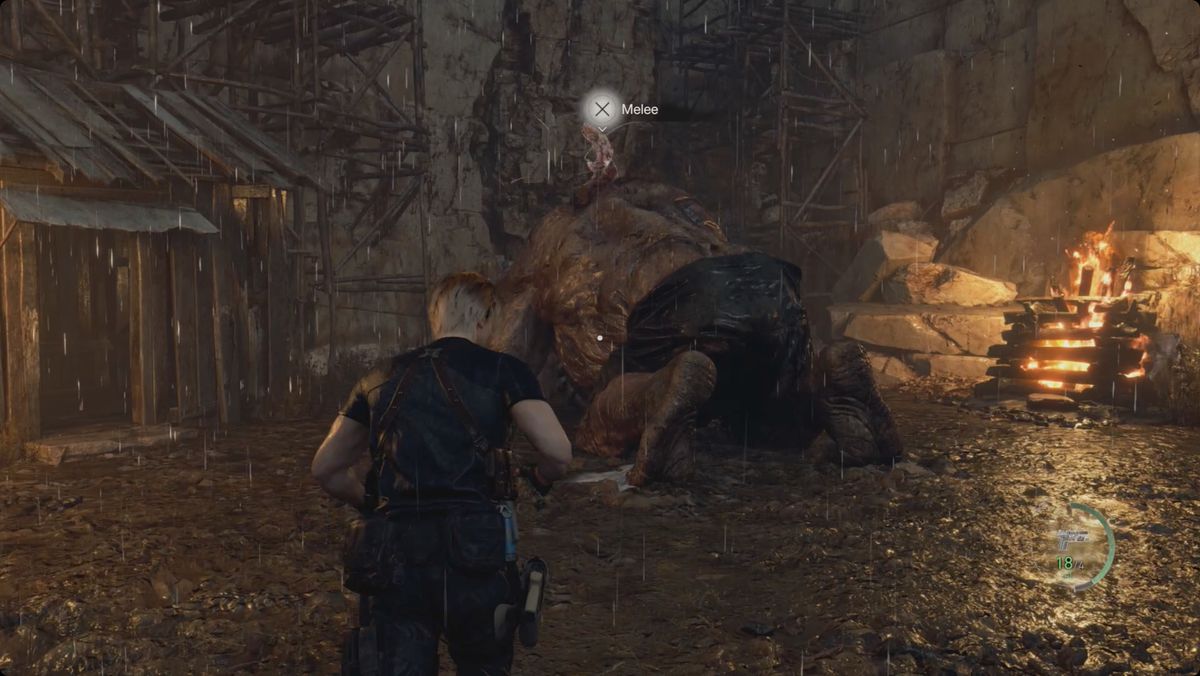 Resident Evil 4 remake Leon che corre verso un El Gigante abbattuto con un attacco in mischia sopra il suo tentacolo.