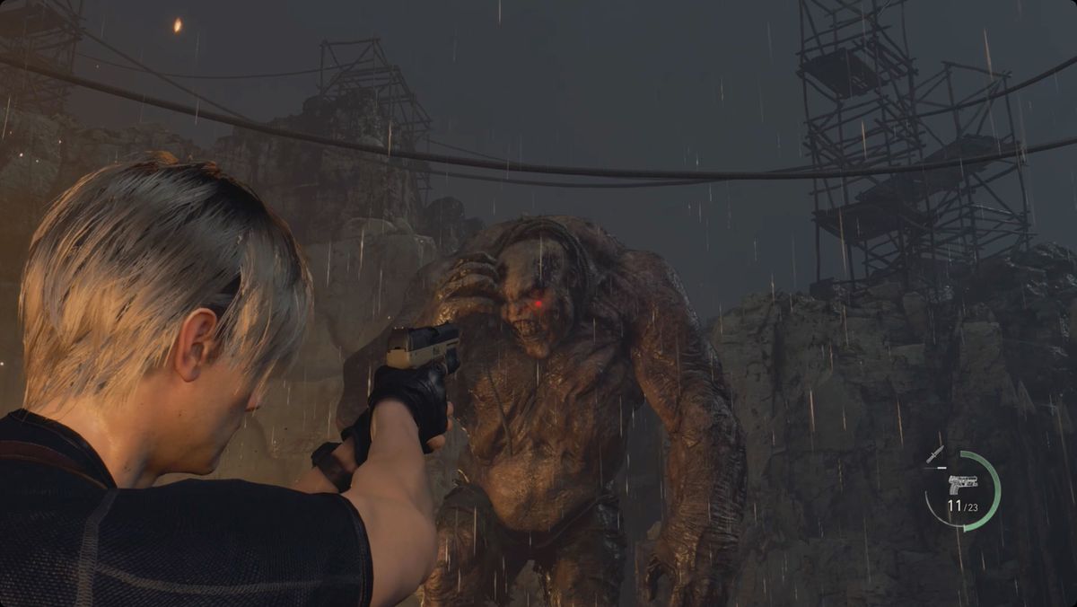 Resident Evil 4 remake Leon che mira alla testa del gigante.  Il gigante sembra scontento di essere stato colpito.