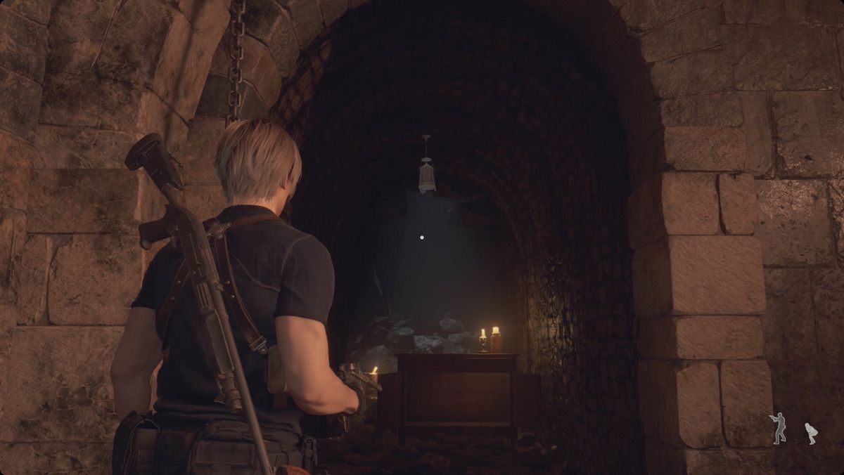 Resident Evil 4 remake di una lanterna con un tesoro all'interno appesa in una stanza sulla strada per i sotterranei.