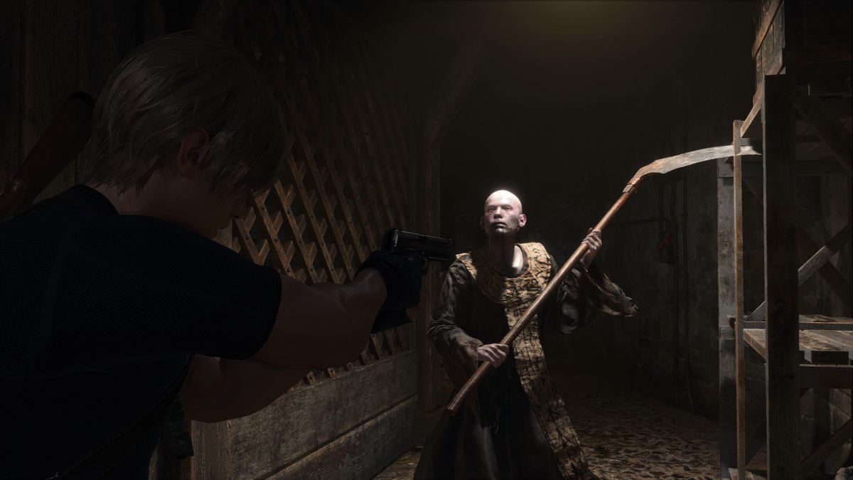 Leon S Kennedy mira a un nemico cultista nel remake di Resident Evil 4, che guarda minaccioso con una falce tra le mani