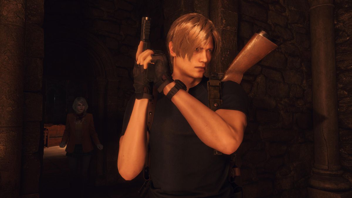 Leon S Kennedy prepara la sua pistola mentre entra in una stanza nel remake di Resident Evil 4, seguito da Ashley
