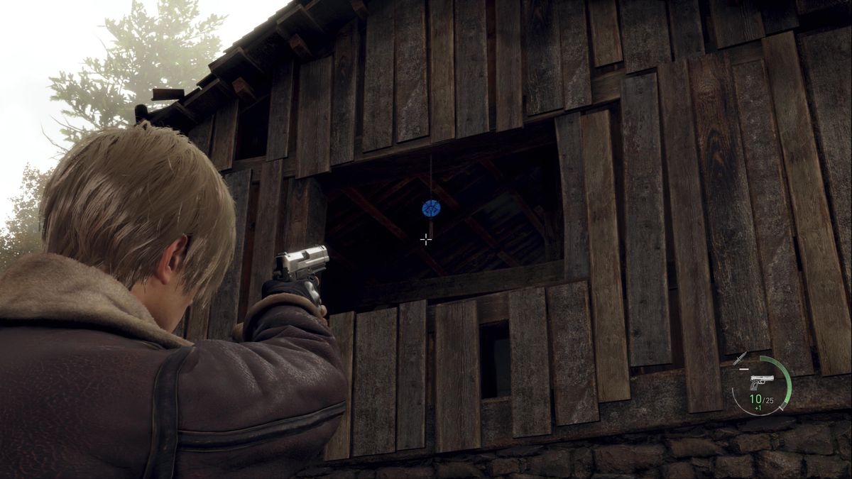 Leon S Kennedy mira a un medaglione blu su una finestra nell'area della Fattoria del remake di Resident Evil 4