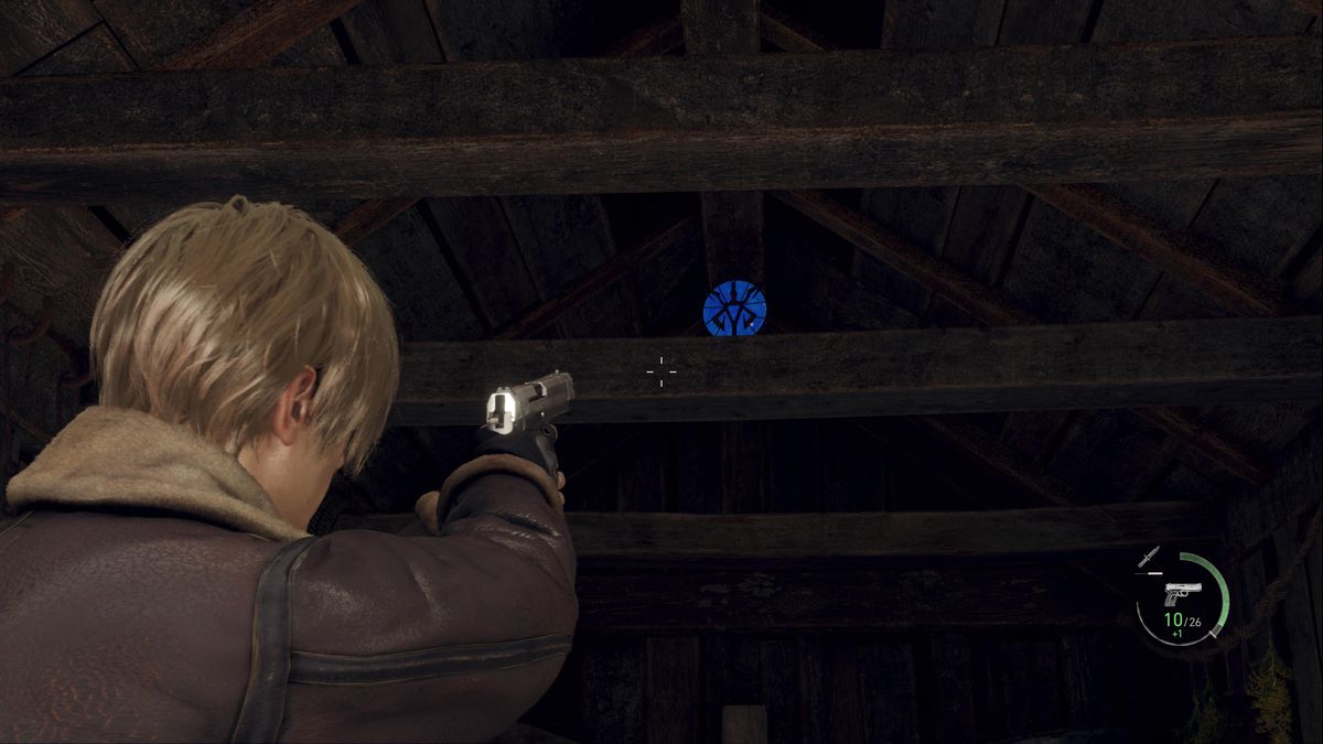 Leon S Kennedy mira a un medaglione blu all'interno di un fienile dell'area della Fattoria nel remake di Resident Evil 4