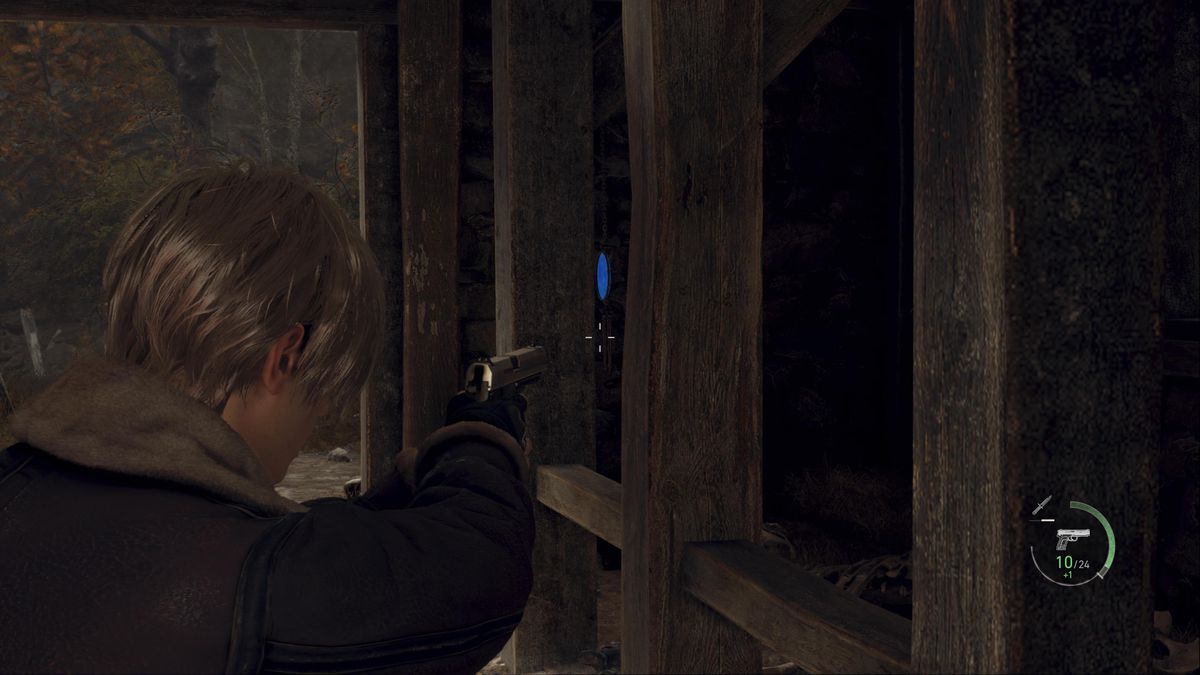 Leon S Kennedy mira a un medaglione blu all'interno del grande fienile dell'area della Fattoria nel remake di Resident Evil 4