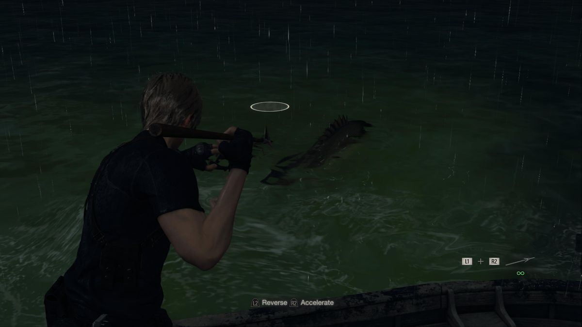 Leon S Kennedy prende di mira il Lunker Bass con una lancia mentre guida la sua barca nel remake di Resident Evil 4