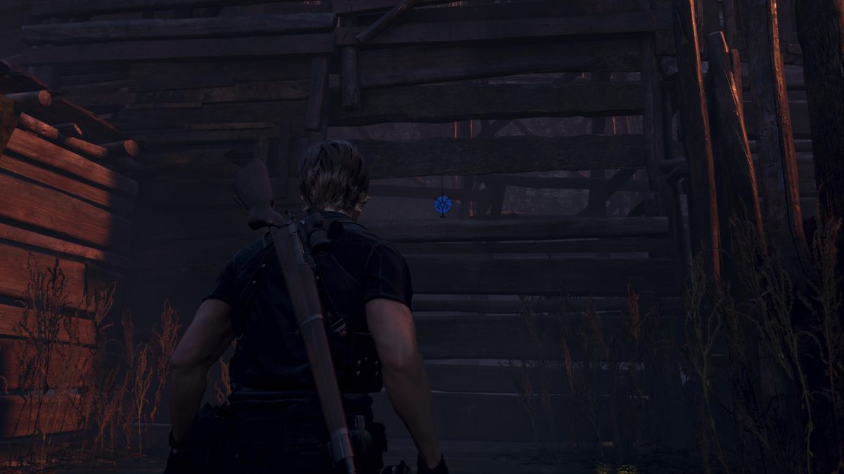 Leon S Kennedy si trova di fronte a un blu nel muro meridionale dell'allevamento ittico nel remake di Resident Evil 4