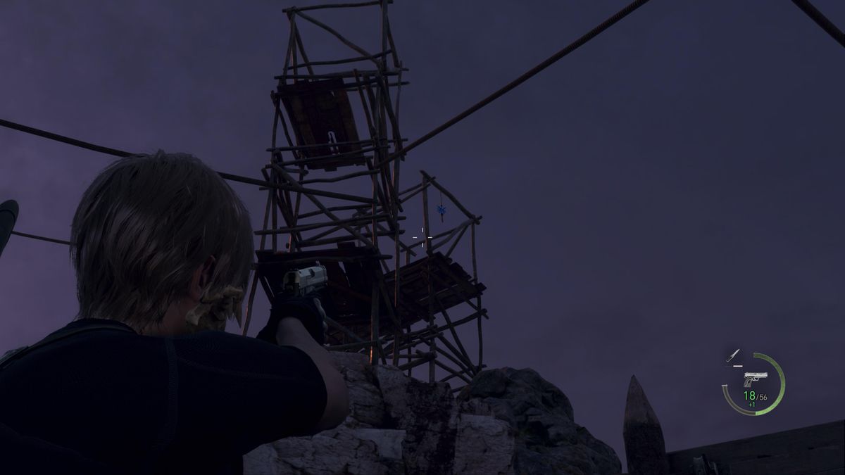 Leon S Kennedy mira a un medaglione blu appeso a una torre nell'area della Cava nel remake di Resident Evil 4