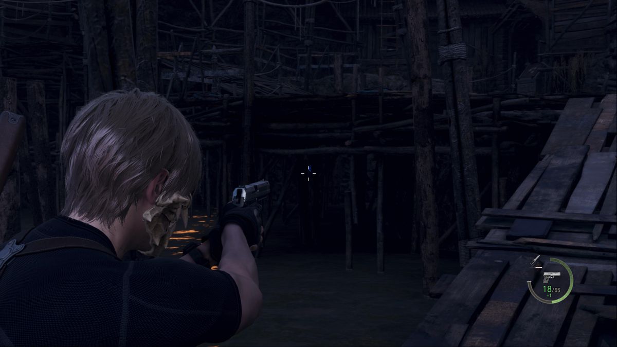 Leon S Kennedy mira a un medaglione blu sotto una passerella nel sito della barca nel remake di Resident Evil 4