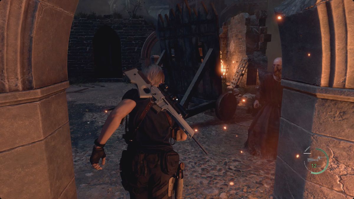 Resident Evil 4 remake Leon corre verso uno scudo sui bastioni del castello.  Sta per essere aggredito da un fanatico.