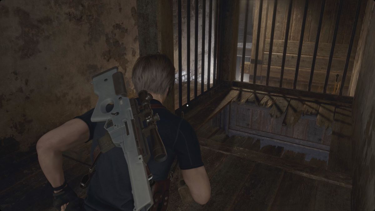 Resident Evil 4 remake Leon si avvicina a un buco nel pavimento all'interno dei bastioni del castello.