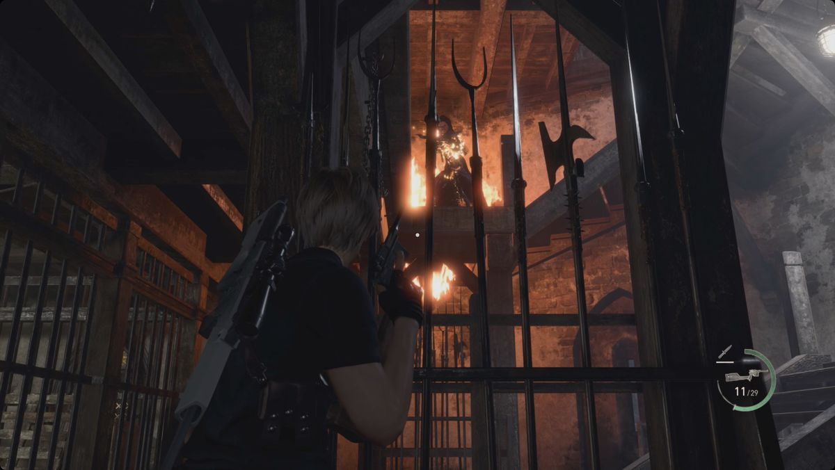 Resident Evil 4 rifà Leon usando una lanterna per accendere un fanatico