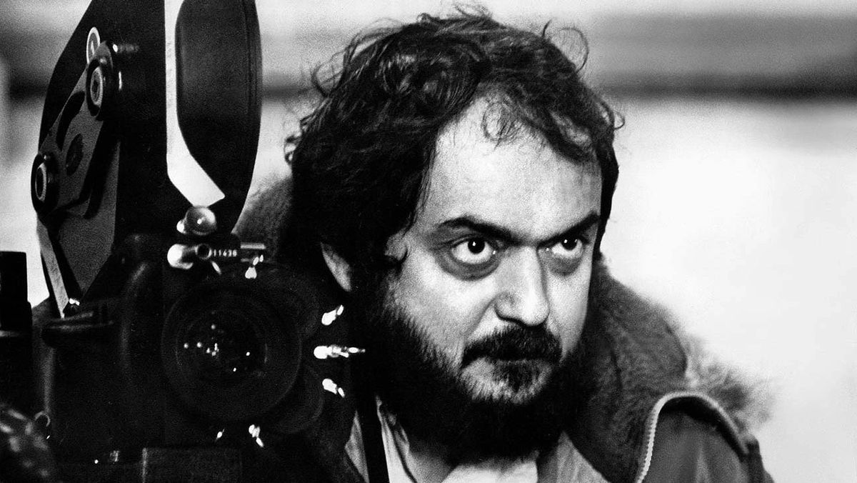 Una foto d'archivio di Stanley Kubrick con la barba dietro una macchina fotografica