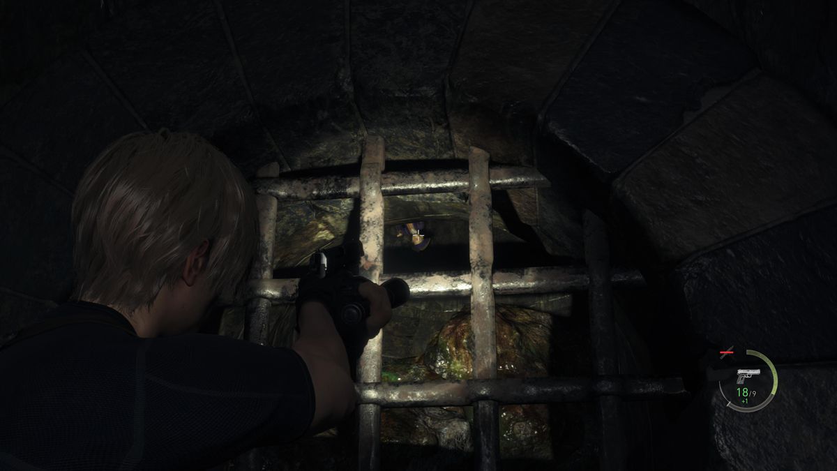 Leon S Kennedy mira a un Clockwork Castellan capovolto nel remake di Resident Evil 4, all'interno di un condotto fognario