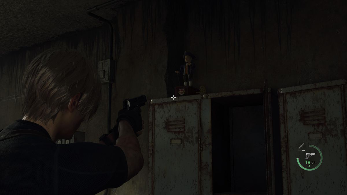 Leon S Kennedy mira a un Clockwork Castellan in cima ad alcuni armadietti in una stanza del checkpoint nel remake di Resident Evil 4