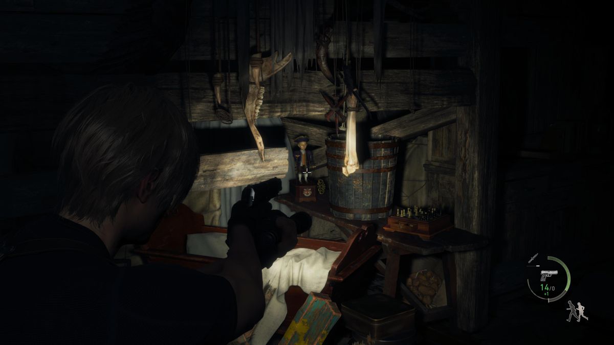 Leon S Kennedy mira a un Clockwork Castellan nella soffitta del Village Chief Manor nel remake di Resident Evil 4