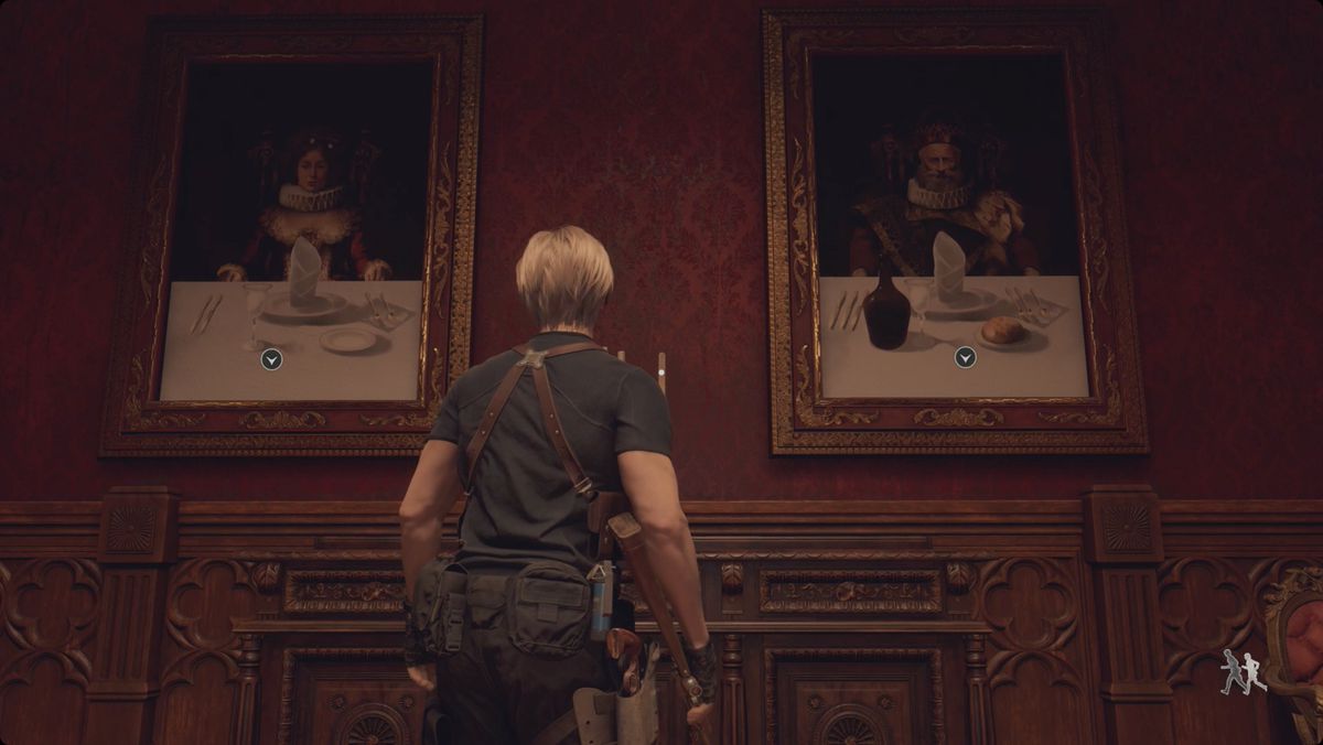 Resident Evil 4 remake Leon in piedi davanti ai ritratti che mostrano la soluzione al puzzle della sala da pranzo.