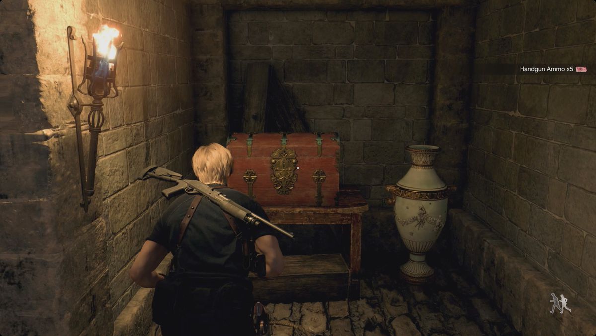 Resident Evil 4 remake Leon si avvicina allo scrigno del tesoro nel cortile