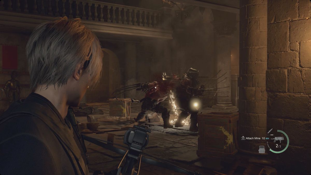 Resident Evil 4 remake Leon inducendo i Garrador ad attaccarsi a vicenda