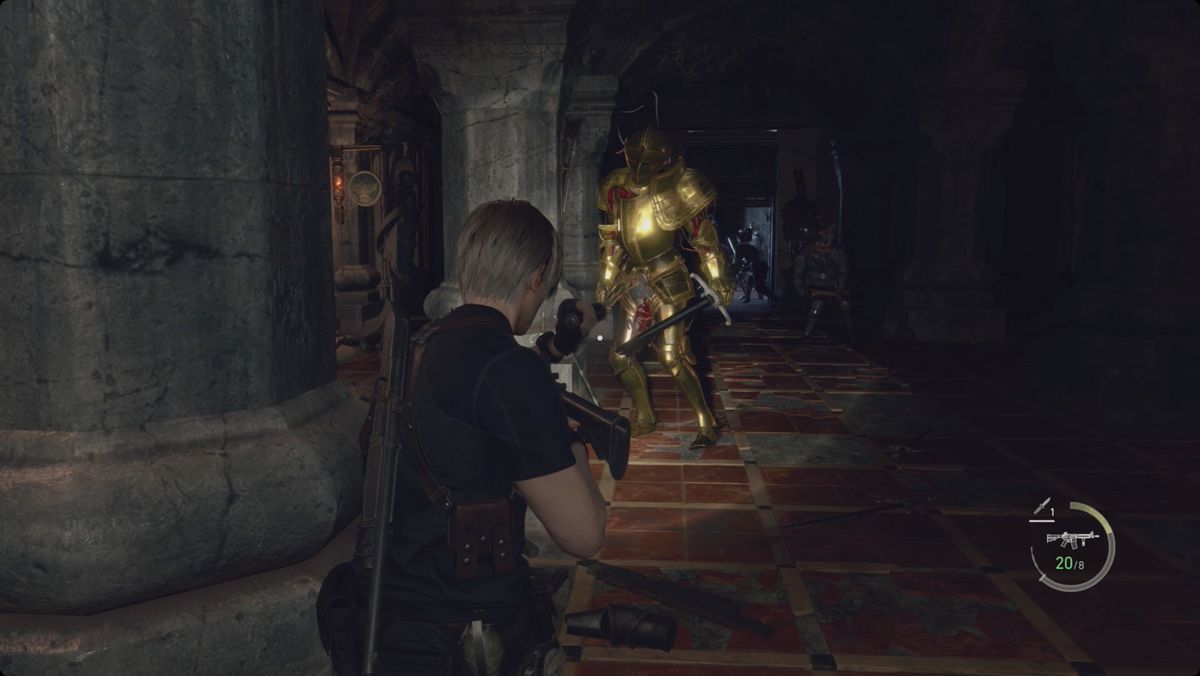 Resident Evil 4 remake Leon affronta tre armature - due in armatura normale e una in armatura d'oro - nel Mausoleo