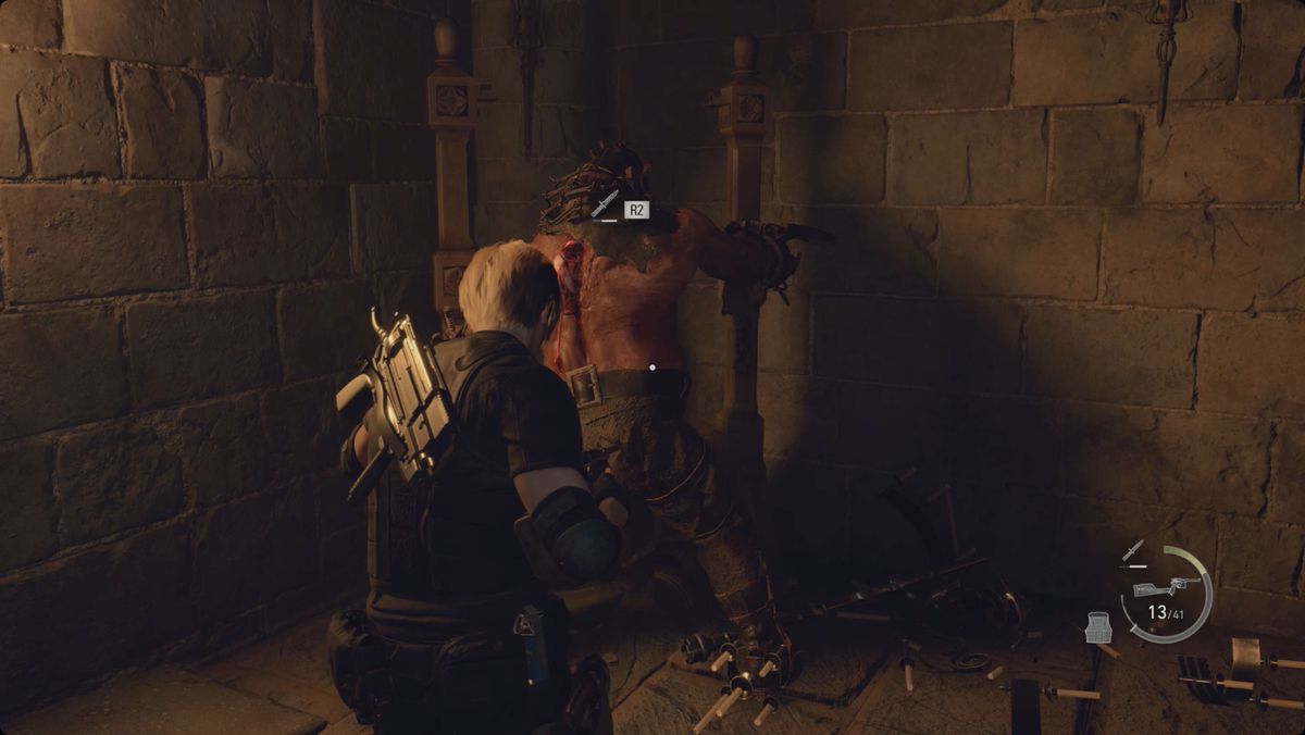 Resident Evil 4 remake Leon arriva dietro un Garrador con gli artigli conficcati nel muro