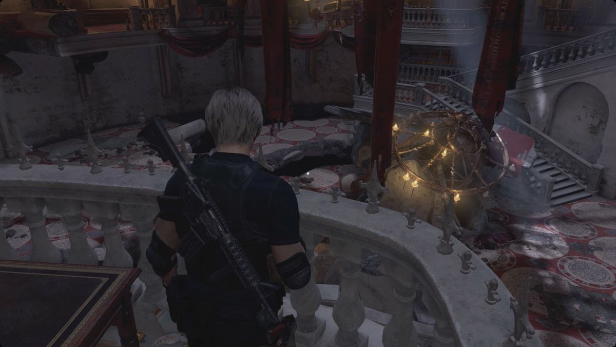 Resident Evil 4 remake Leon entra nella sala da ballo