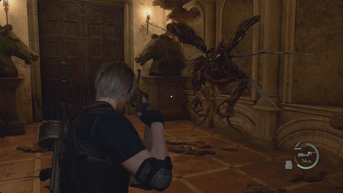 Resident Evil 4 remake Leon incontra il suo primo novistador - un nemico volante simile a un insetto - mentre si reca nella sala da ballo.