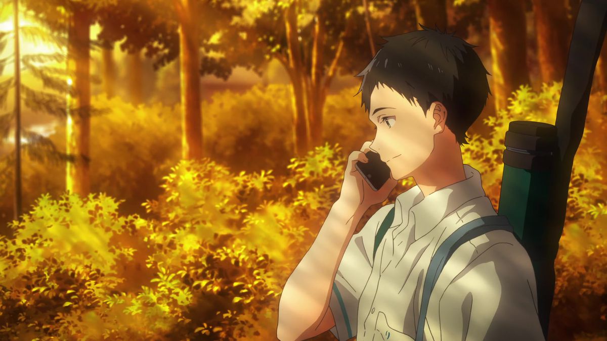 Un ragazzo anime dai capelli scuri (Minato Narumiya) parla al cellulare e sorride mentre camminano accanto a una foresta di alberi e cespugli inondati dalla luce del sole del tardo pomeriggio.