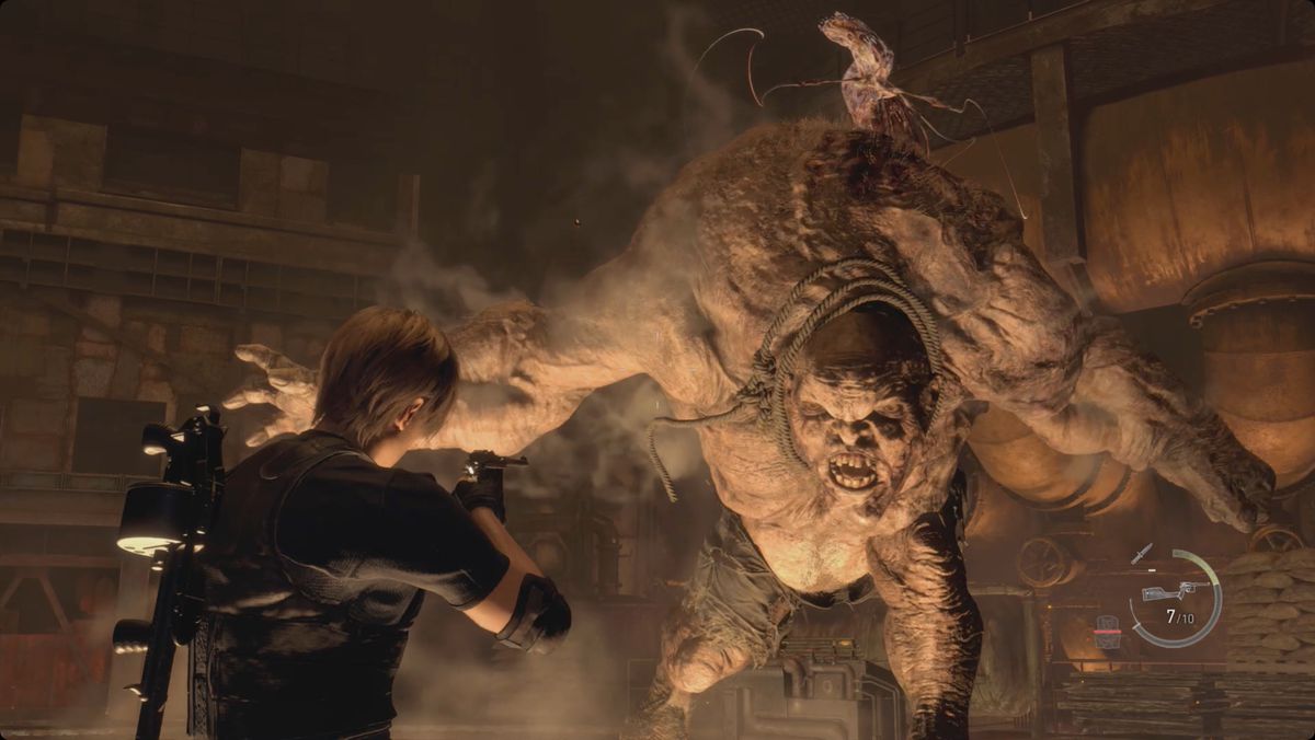 Resident Evil 4 remake Leon che combatte contro un gigante