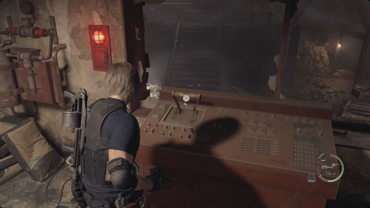 Resident Evil 4 remake Leon usando un interruttore per abbassare il ponte nelle miniere