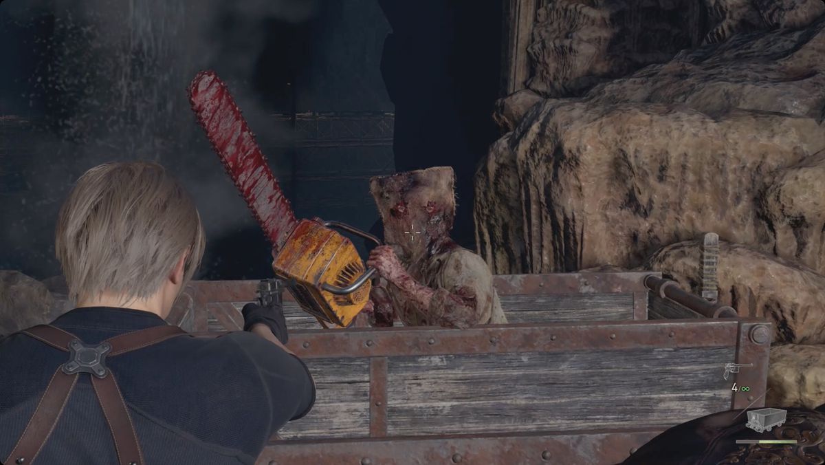 Resident Evil 4 remake Leon che mira a un abitante di una motosega su un carrello da miniera