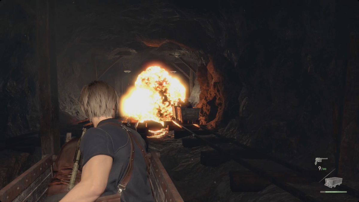 Resident Evil 4 remake Leon e Luis in un carrello da miniera mentre Leon spara ad alcuni barili che esplodono per eliminare gli abitanti del villaggio su un binario parallelo.
