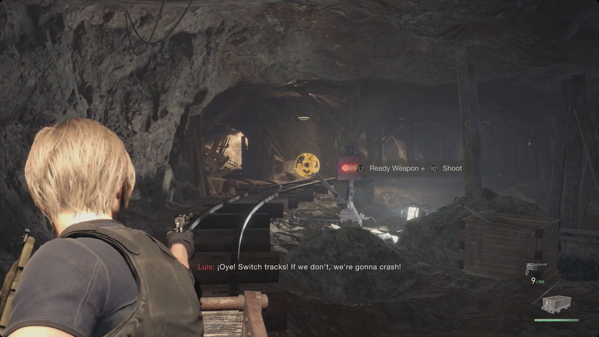Resident Evil 4 remake Leon e Luis nel carrello della miniera.  Leon punta a un cambio di binario.