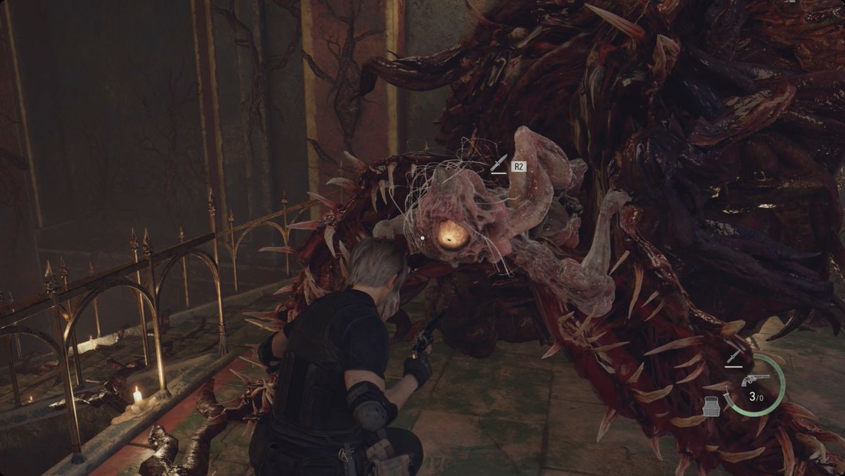 Resident Evil 4 remake Leon che corre per pugnalare Ramon Salazar nel suo inquietante bulbo oculare.