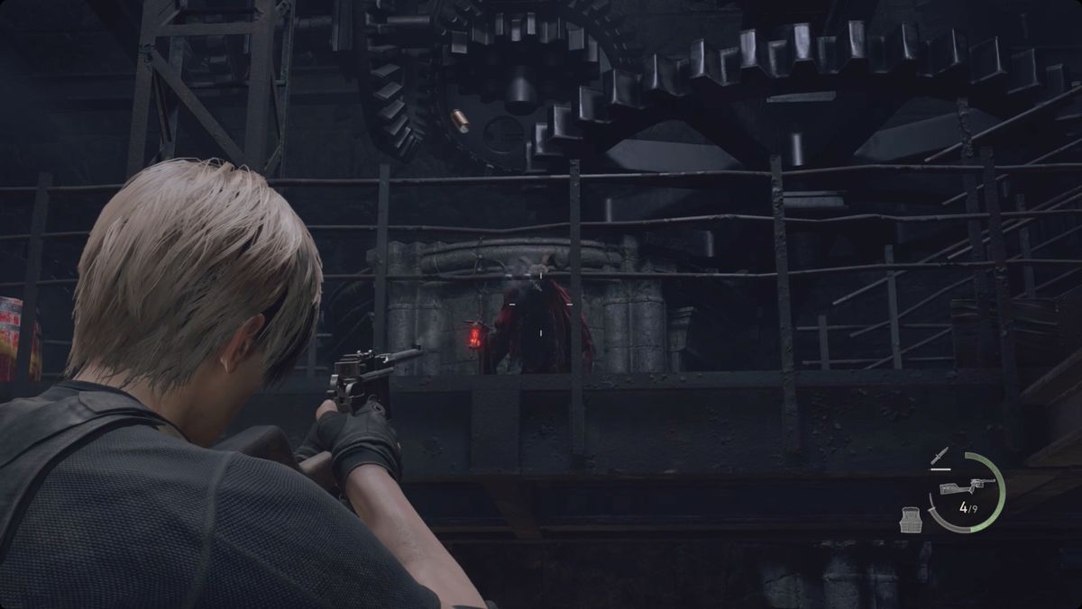 Resident Evil 4 remake Leon che mira a un fanatico vestito di rosso.