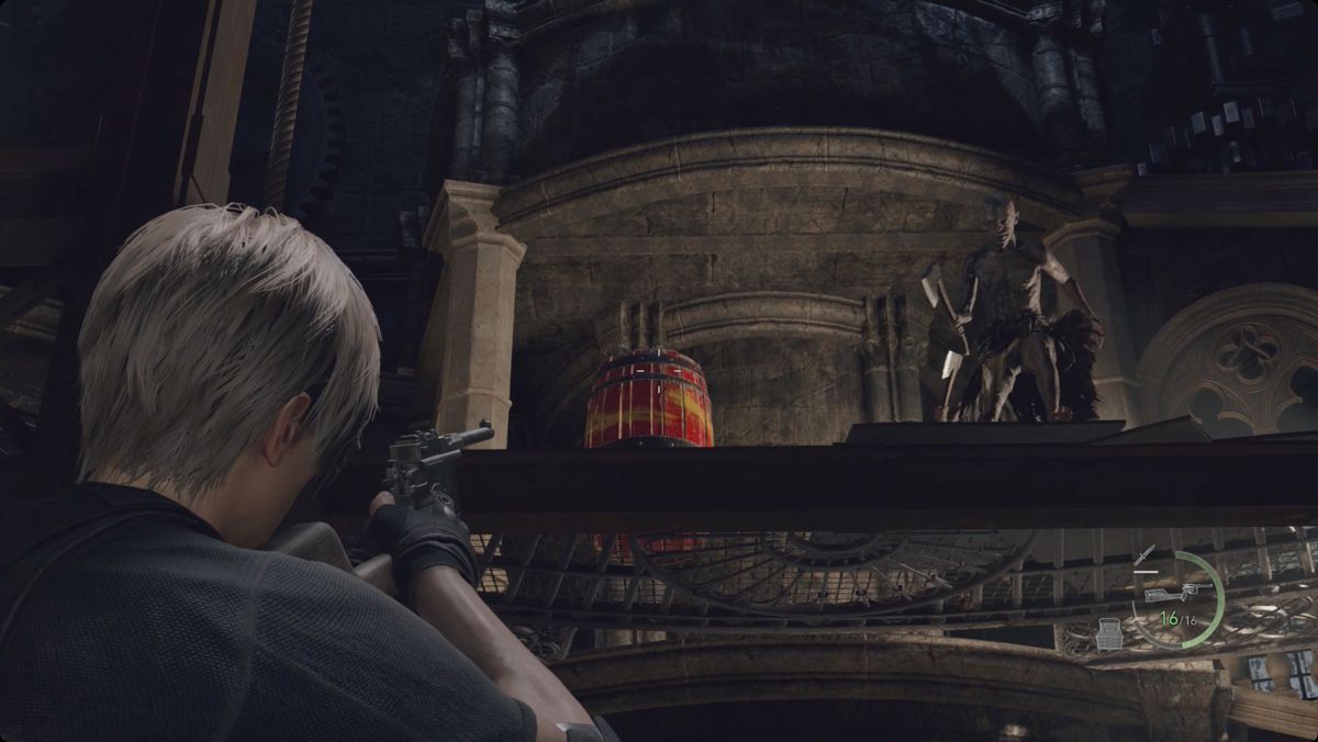 Resident Evil 4 remake Leon che mira a un barile che esplode accanto a un fanatico.