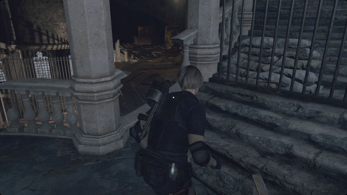 Resident Evil 4 remake Leon fa una deviazione su una passerella con un barile e uno scrigno del tesoro