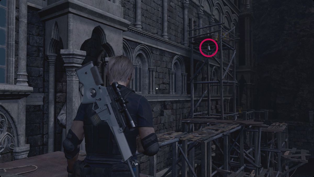 Resident Evil 4 remake Leon sull'impalcatura intorno alla Torre dell'Orologio con una lanterna evidenziata